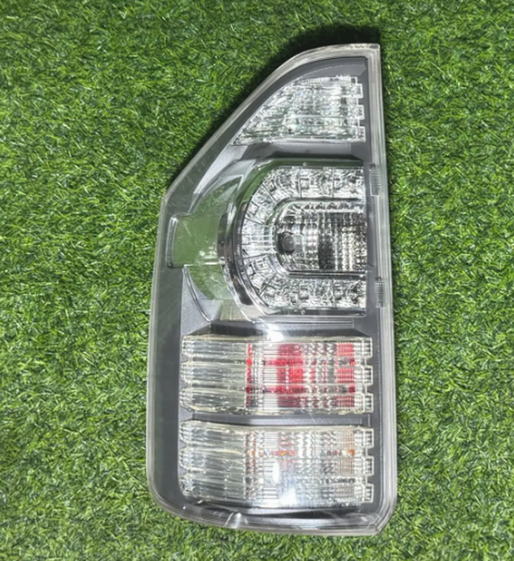 Задние фара от Toyota Voxy ZRR70, 2008-2013г, левый сторона